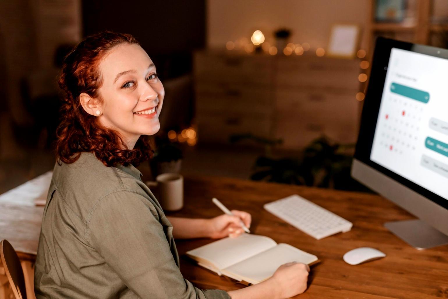 Workspace organizado con calendarios financieros y planificación mensual detallada