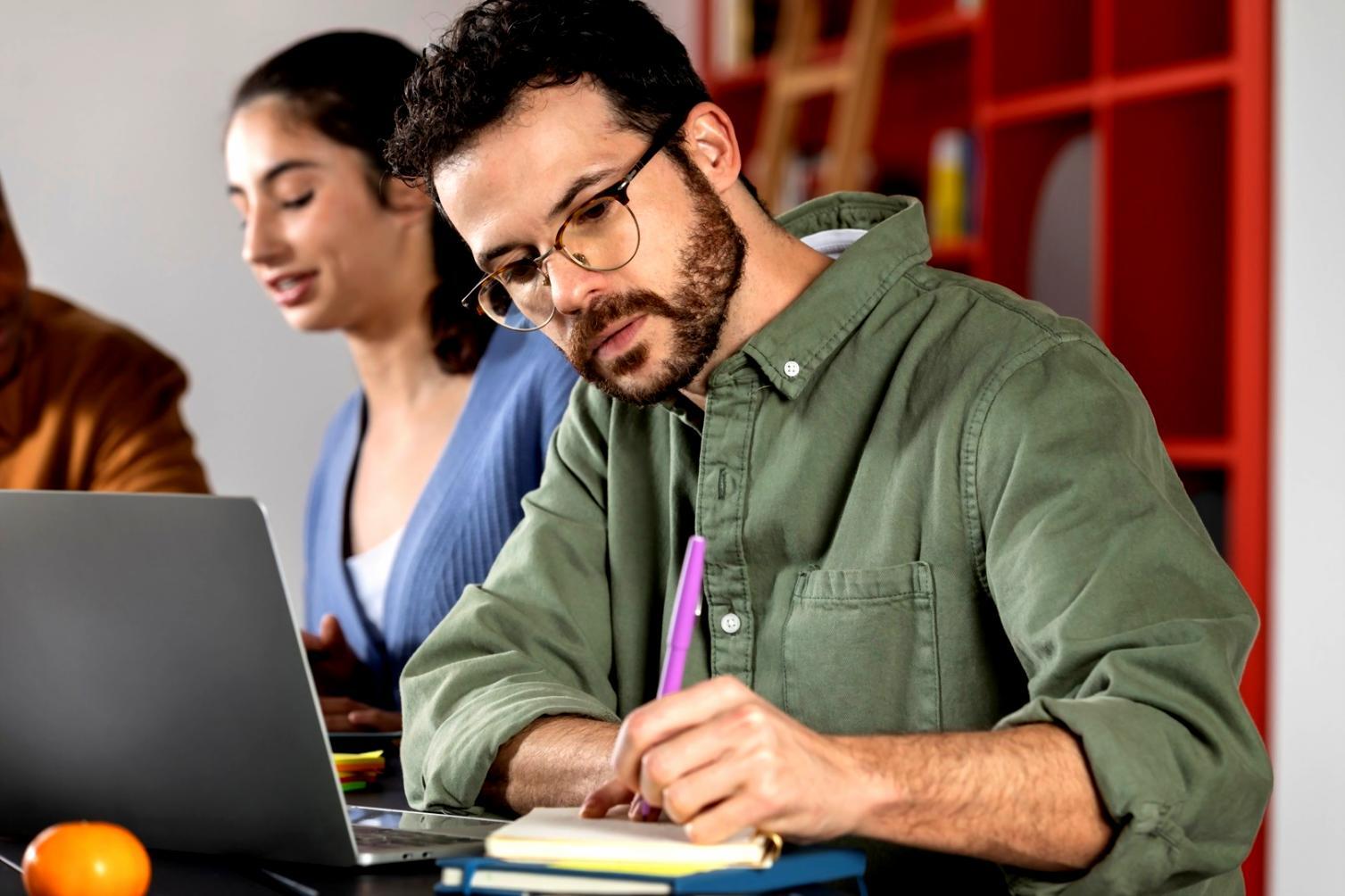 Proceso de creación de sistema presupuestario con herramientas digitales